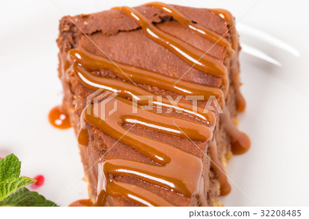 Delicious caramel cake with red currant. 32208485