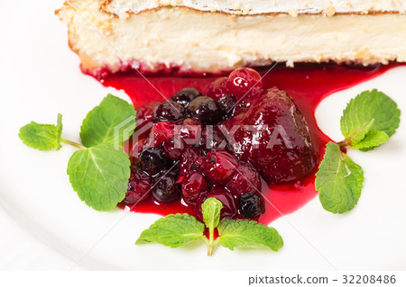 Traditional cheesecake with berry jam. 32208486
