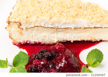 Traditional cheesecake with berry jam. 32208487