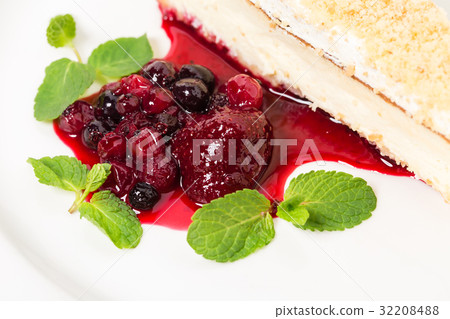 Traditional cheesecake with berry jam. 32208488