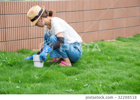 Women weeding Women weeding 32208518