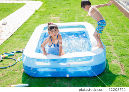 Children playing at home pool 32208731