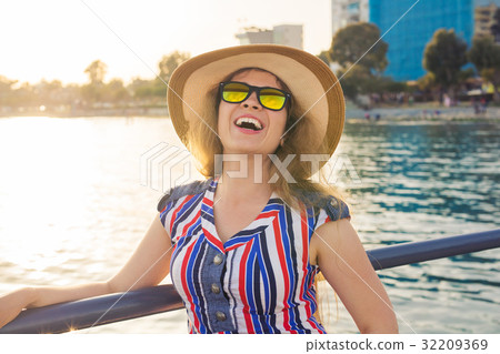 summer holidays, vacation, travel and people 32209369