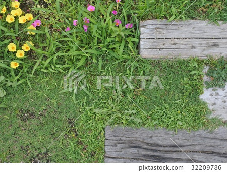 在農家花園彎曲綠色和睡眠者的鄉下公路和畫框 32209786