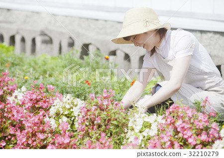 Gardening girls 32210279