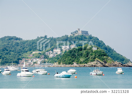 Santa Clara Island and Yacht Harbor floating in Concha Bay, Spain San Sebastian Santa Clara Island and Yacht Harbor floating in Concha Bay, Spain San Sebastian 32211328