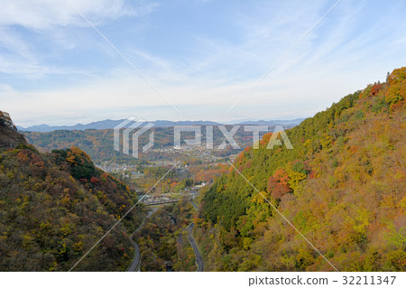 Chichibu's autumn leaves and distant view 32211347