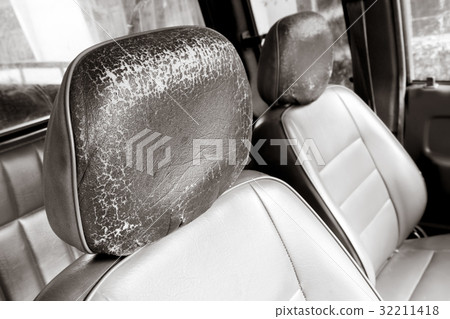 Old car seat 32211418