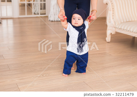 Baby feet doing the first steps. Baby's first 32211479