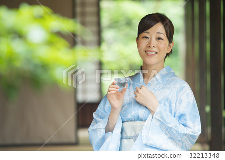 Yukata frozen summer side Japanese sake Middle female image 32213348