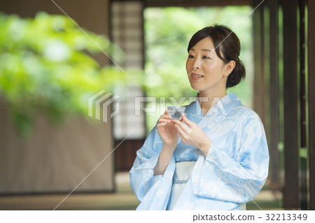 Yukata frozen summer side Japanese sake Middle female image 32213349