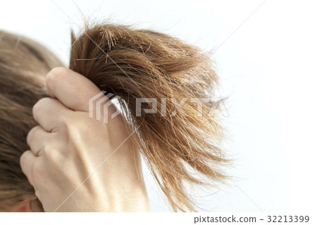 tips of the hair are cut by women's issues 32213399