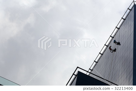 cleaning skyscrapers  32213400