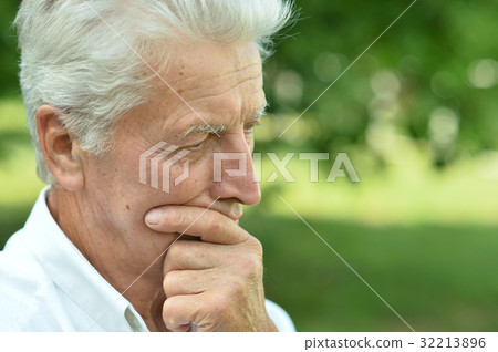 Portrait of senoir man 32213896