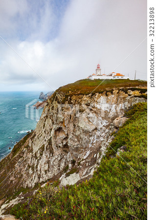 A view of the lighthouse from Cape Rock 32213898