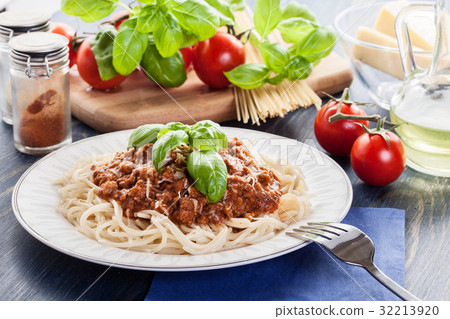 Spaghetti bolognese with cheese and basil Spaghetti bolognese with cheese and basil 32213920