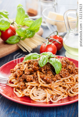 Spaghetti bolognese with cheese and basil 32213923
