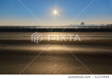 A deserted car bridge 32214484