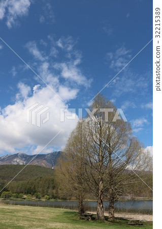 The shore of the plateau wrapped in the blue sky of spring The shore of the plateau wrapped in the blue sky of spring 32215389