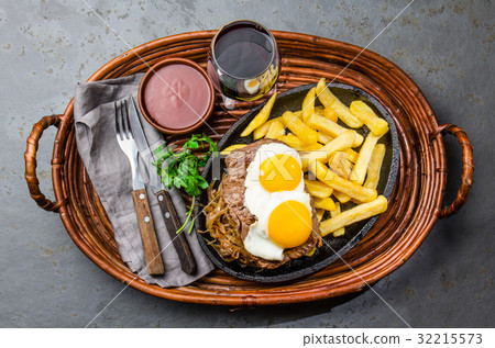 Peruvian Latin American food. Lomo a lo pobre 32215573