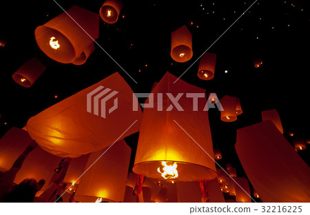 Floating lantern Yee Peng festival (Loy Krathon) Floating lantern Yee Peng festival (Loy Krathon) 32216225