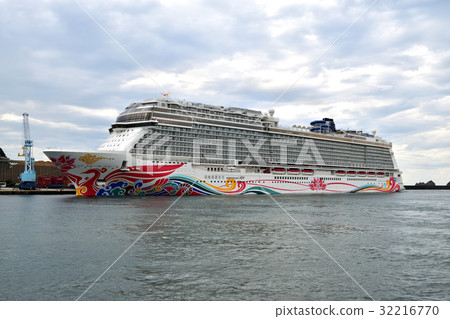 Large cruise liner Norway Jean Joy 32216770