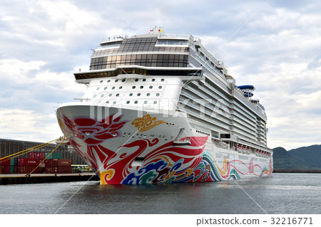 Large cruise liner Norway Jean Joy 32216771