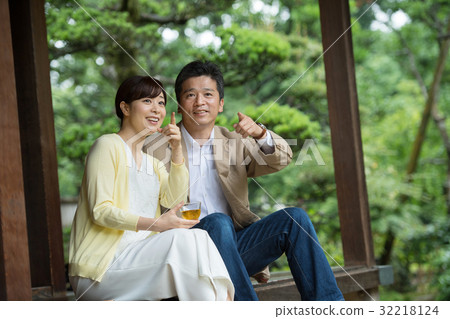 中間夫婦旅行日本庭院旅遊業圖像 32218124