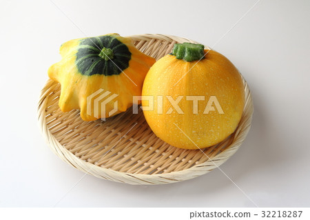 Round shaped zucchini 32218287