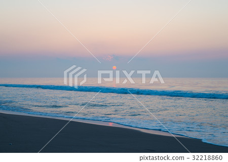 海霧和早晨煥發風景Kujukurihama海灘，千葉縣 32218860