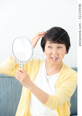看鏡子的中間婦女 32219596