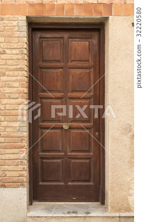 Vintage wood door and brick wall Vintage wood door and brick wall 32220580