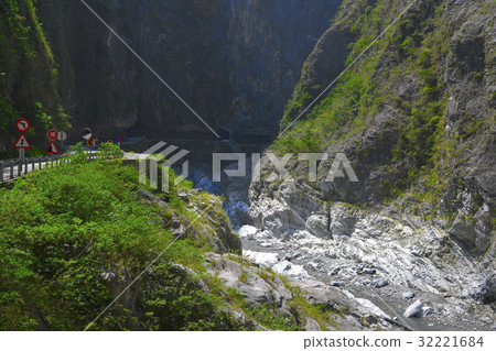 East of Taiwan 32221684