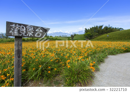 East of Taiwan 32221710