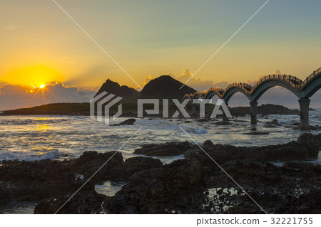 East of Taiwan 32221755