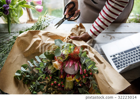 Florist Making Fresh Flowers Bouquet Arrangement Florist Making Fresh Flowers Bouquet Arrangement 32223014
