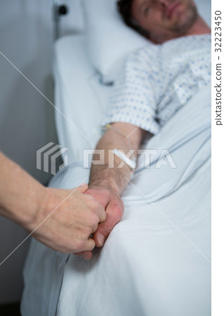 Doctor consoling a patient 32223450