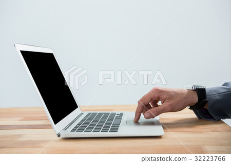 Businessman using laptop 32223766