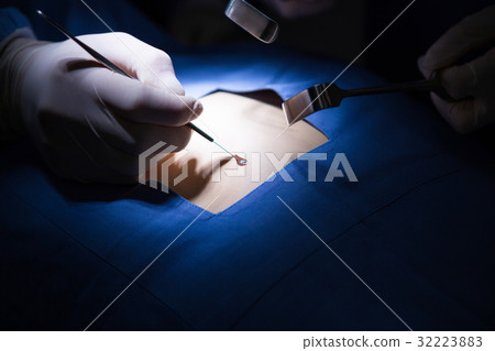 Surgeons performing operation in operation theater Surgeons performing operation in operation theater 32223883