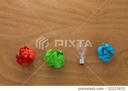 Great idea concept with crumpled colorful paper and light bulb 32225633