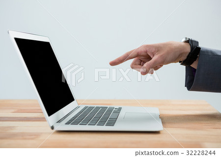 Businessman pointing at laptop 32228244