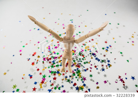 Wooden figurine standing with arms spread 32228339