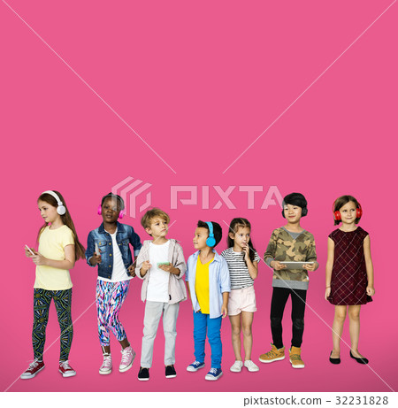 A group of children are listening to music 32231828