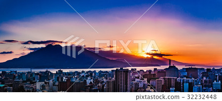 Scenery of Sakurajima · Kinko Bay and the dawn of Kagoshima 32232448