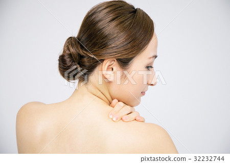 A woman holding a shoulder 32232744