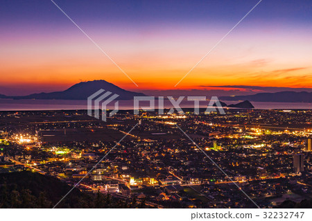 從鹿兒島縣國分城山山公園眺望國分市區和近畿灣/櫻島地質公園的夜景 32232747