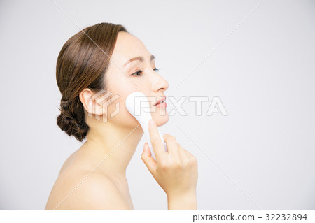A woman using an iontophoretic device 32232894