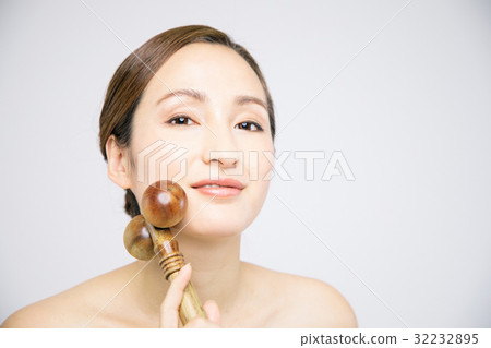 使用美麗的面孔的婦女 32232895