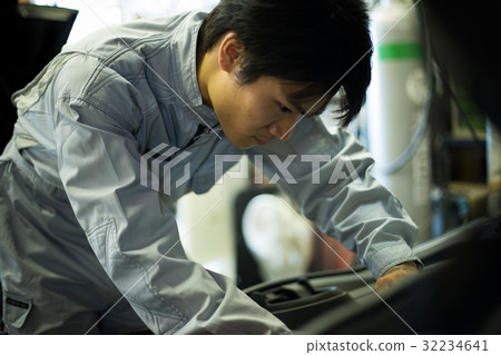 Auto mechanic 32234641