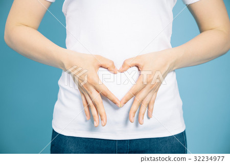 一個手工製作心形的女人 32234977